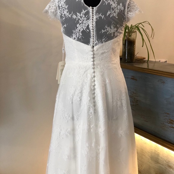 Wedding Dress - Picture 3 of 10